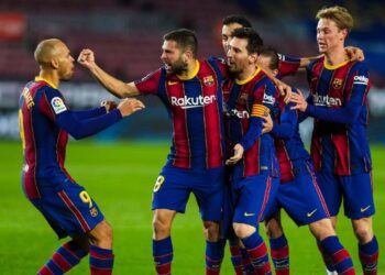 Barcelona vence 2-1 a Real Sociedad y recupera terreno en España