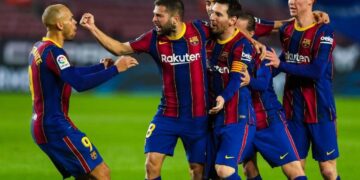 Barcelona vence 2-1 a Real Sociedad y recupera terreno en España