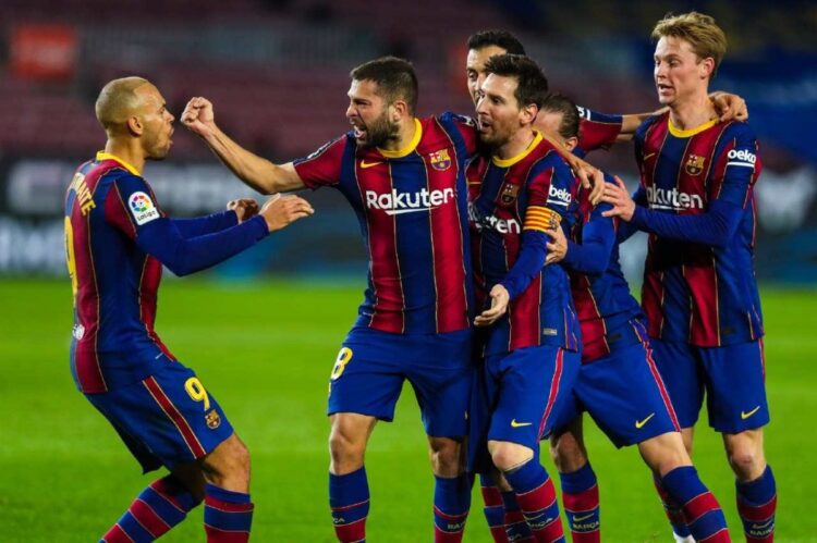 Barcelona vence 2-1 a Real Sociedad y recupera terreno en España