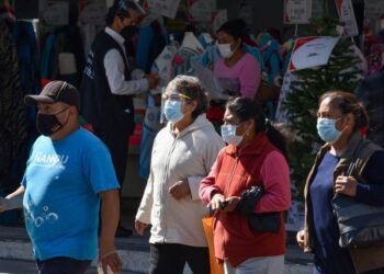 Usar un cubrebocas viejo puede ser peor que no llevarlo