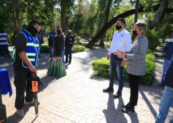 Entrega Ayuntamiento equipamiento a personal de Parques y Jardines de Victoria