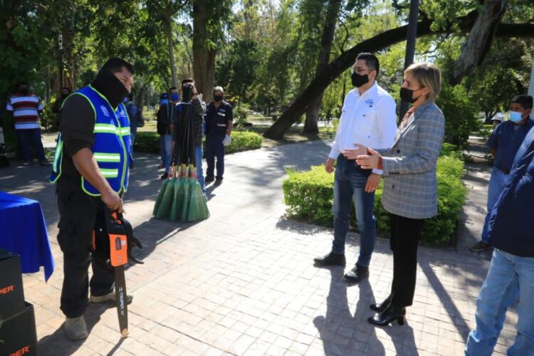 Entrega Ayuntamiento equipamiento a personal de Parques y Jardines de Victoria