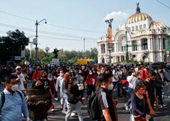 Urge López Obrador a capitalinos quedarse en casa