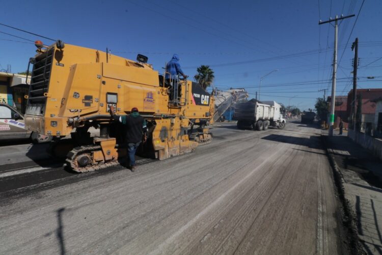 Rehabilitan pavimentos en la Calle Morelos de Matamoros