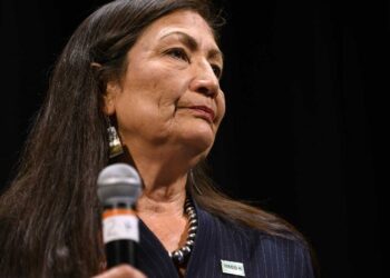 Biden elige a Haaland como primera indígena en dirigir Interior