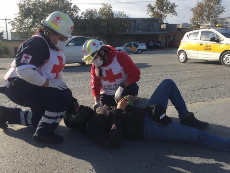 Motociclista herido al ser embestido por un taxi