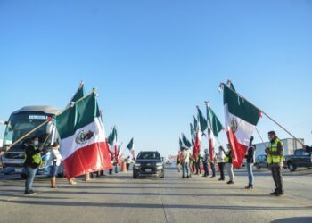 Reciben y escoltan caravana de paisanos en Nuevo Laredo
