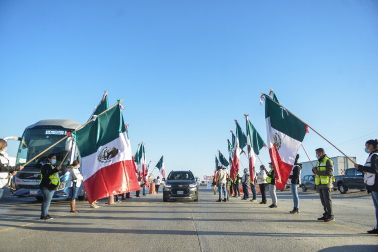 Reciben y escoltan caravana de paisanos en Nuevo Laredo