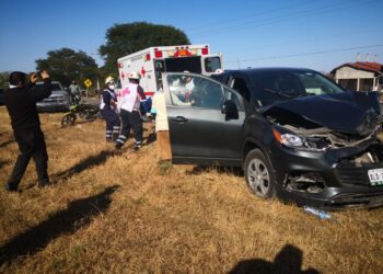 Tres heridos en aparatoso choque carretero