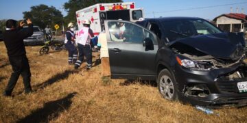 Tres heridos en aparatoso choque carretero