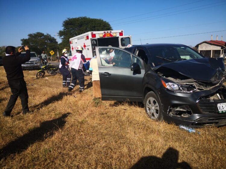 Tres heridos en aparatoso choque carretero