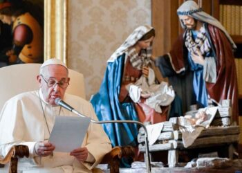 Papa Francisco cumple 84 años; personas sin hogar le dan girasoles