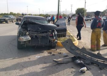 Auto se estrella con camión de Bomberos
