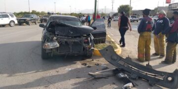 Auto se estrella con camión de Bomberos