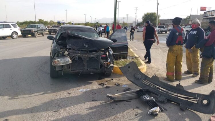 Auto se estrella con camión de Bomberos