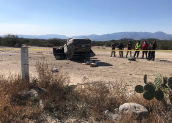 Muere abogada al volcar su automóvil