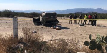 Muere abogada al volcar su automóvil