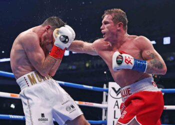 ‘Canelo’ derrota  a Smith por decisión y es monarca supermediano