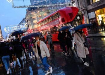 Máxima alerta en Londres ante nueva cepa; estropea Navidad