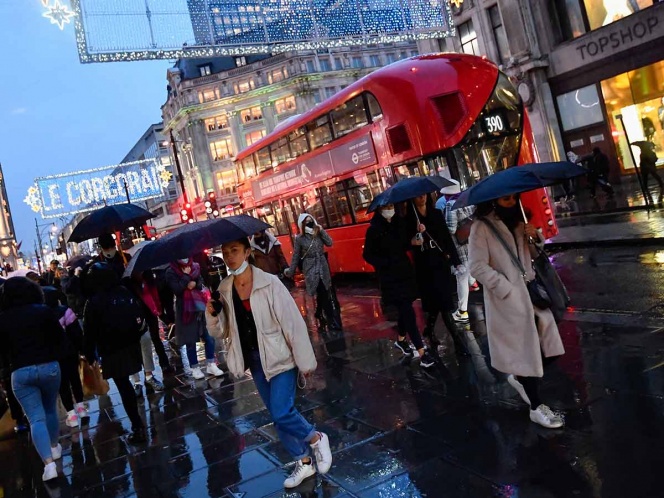 Máxima alerta en Londres ante nueva cepa; estropea Navidad