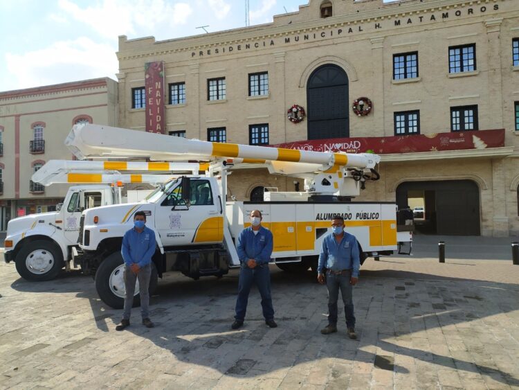 Entregan unidades para mantenimiento de alumbrado en Matamoros
