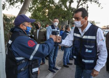 Entrega Ayuntamiento chalecos a personal de filtro en Puente 2