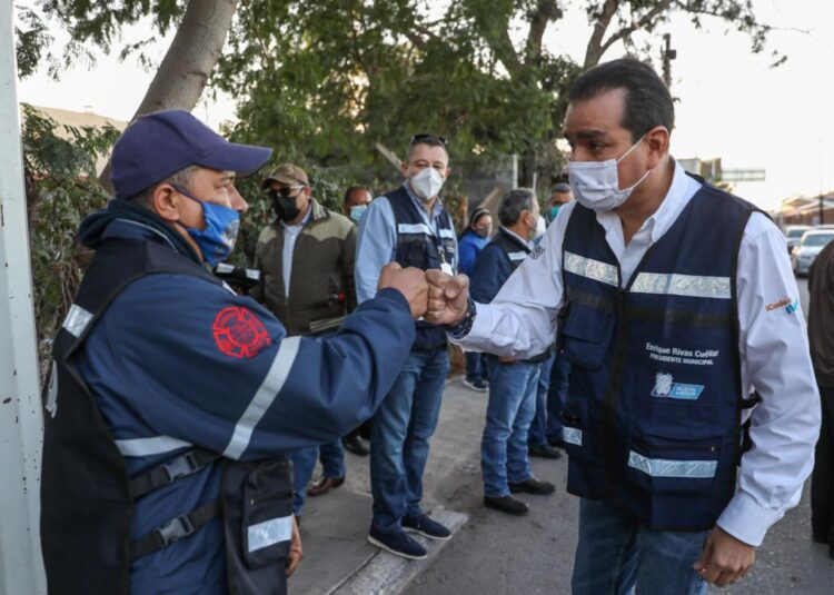 Entrega Ayuntamiento chalecos a personal de filtro en Puente 2