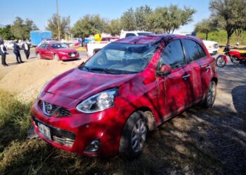 Vuelca auto en calles 16 y Libramiento Naciones Unidas