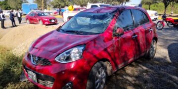 Vuelca auto en calles 16 y Libramiento Naciones Unidas