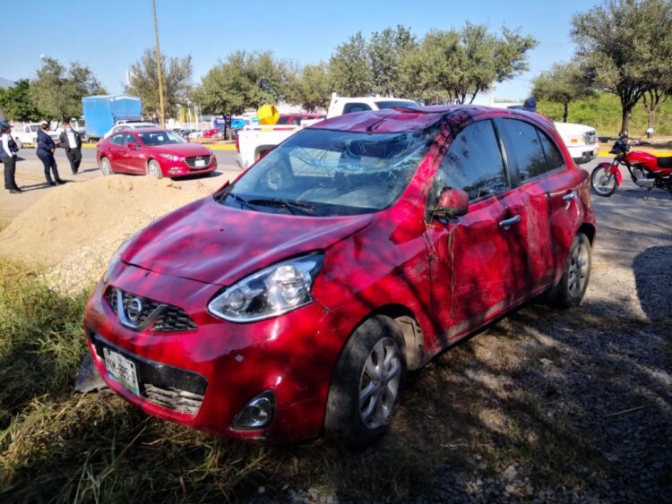 Vuelca auto en calles 16 y Libramiento Naciones Unidas