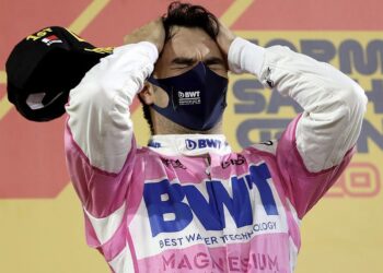 Checo Pérez estalla en llanto durante el himno nacional por su histórico triunfo en el Gran Premio de Sakhir