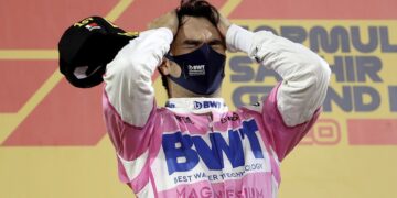 Checo Pérez estalla en llanto durante el himno nacional por su histórico triunfo en el Gran Premio de Sakhir