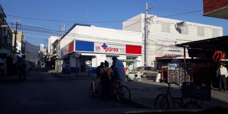 Violan comercios establecidos y ambulantes normas de prevención Covid-19