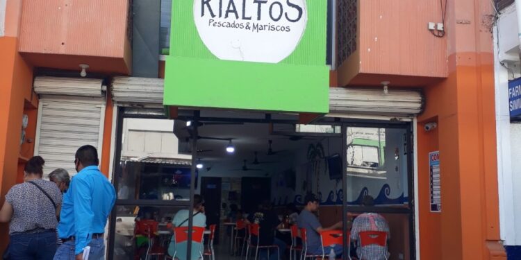 Violan comercios establecidos y ambulantes normas de prevención Covid-19