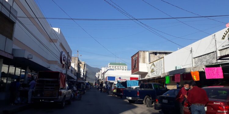 Violan comercios establecidos y ambulantes normas de prevención Covid-19