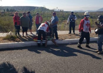 Motociclista herido por ir usando el celular