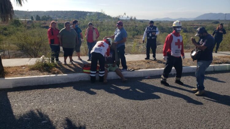Motociclista herido por ir usando el celular