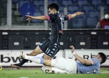 Nápoles cae 2-0 ante Lazio y ‘Chucky’ Lozano se lesiona