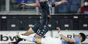Nápoles cae 2-0 ante Lazio y ‘Chucky’ Lozano se lesiona