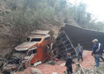Cae trailer a voladero en carretera Victoria-San Luis Potosí