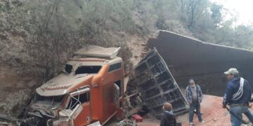 Cae trailer a voladero en carretera Victoria-San Luis Potosí