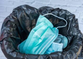 Piden no tirar cubrebocas en espacios recreativos o públicos