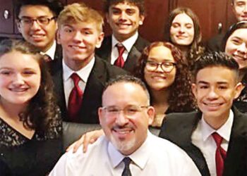 Biden nomina a hispano Miguel Cardona para Educación