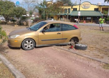 Auto pierde llanta y termina sobre camellón de bulevar
