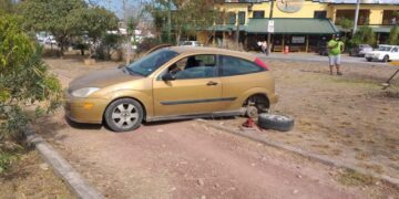 Auto pierde llanta y termina sobre camellón de bulevar