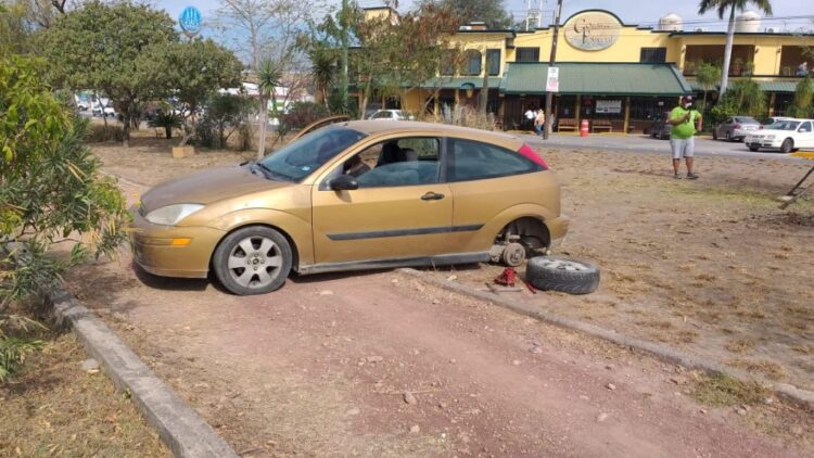 Auto pierde llanta y termina sobre camellón de bulevar