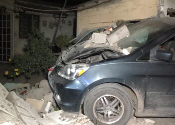 Ebrio estrella camioneta con casa de Col. Unidad Modelo