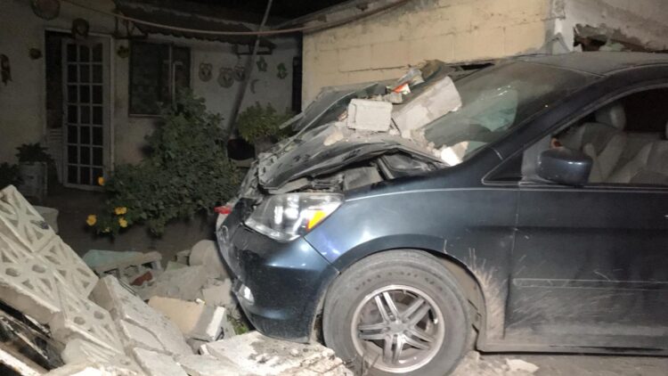 Ebrio estrella camioneta con casa de Col. Unidad Modelo