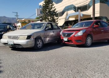 Chofer causa choque al omitir semáforo