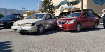 Chofer causa choque al omitir semáforo